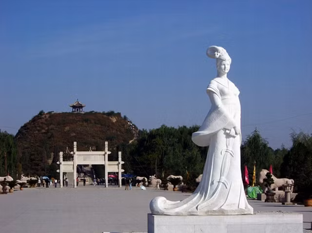 Nằm ở ngoại ô thành phố Hoi Hot, thủ phủ khu tự trị Nội Mông, Trung Quốc, khu lăng mộ của Vương Chiêu Quân to lớn đồ sộ hơn người ta tưởng.