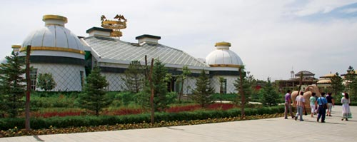 Gần đây, một trung tâm triển lãm đã được xây dựng trên khu lăng mộ, nơi này trưng bày những tác phẩm cắt giấy tuyệt đẹp, tác phẩm nghệ thuật địa phương cũng như biểu diễn trực tiếp các nghi lễ truyền thống của người Mông Cổ.