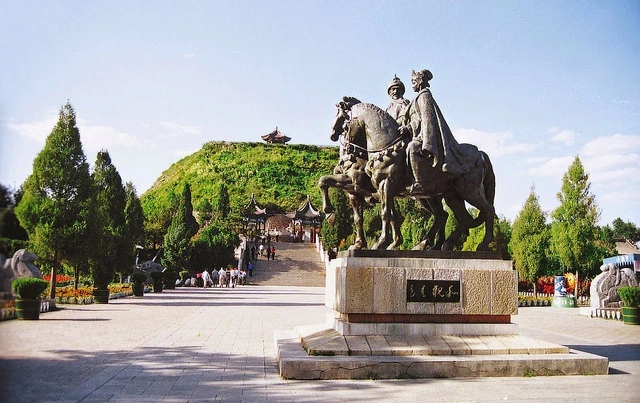 Giữa quảng trường lăng mộ là hai bức tượng đá cao lớn thể hiện nàng sánh đôi cùng Hô Hàn Tà trên đôi ngựa Mông Cổ cao to, ngay cổng vào là bức tượng đá trắng đặc tả nét đẹp của nàng Vương Chiêu Quân.