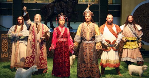 Ngoài bia mộ thờ linh hồn Vương Chiêu Quân nằm trên ngọn núi nhỏ còn có những khu vực như nhà bảo tàng phục dựng lại câu chuyện tình của nàng, ngôi dinh thự mà vua Hung Nô xây tặng nàng, nhà biểu diễn ca nhạc, hai bên quảng trường dẫn vào lăng mộ là những khối kiến trúc biểu tượng của nhà Hán và triều đại Hung Nô phục chế gần như nguyên bản… và không thể thiếu nhà bán đồ lưu niệm theo đúng truyền thống thương mại của người Hoa.