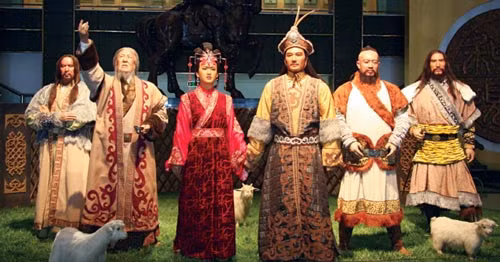 Ngoài bia mộ thờ linh hồn Vương Chiêu Quân nằm trên ngọn núi nhỏ còn có những khu vực như nhà bảo tàng phục dựng lại câu chuyện tình của nàng, ngôi dinh thự mà vua Hung Nô xây tặng nàng, nhà biểu diễn ca nhạc, hai bên quảng trường dẫn vào lăng mộ là những khối kiến trúc biểu tượng của nhà Hán và triều đại Hung Nô phục chế gần như nguyên bản… và không thể thiếu nhà bán đồ lưu niệm theo đúng truyền thống thương mại của người Hoa.