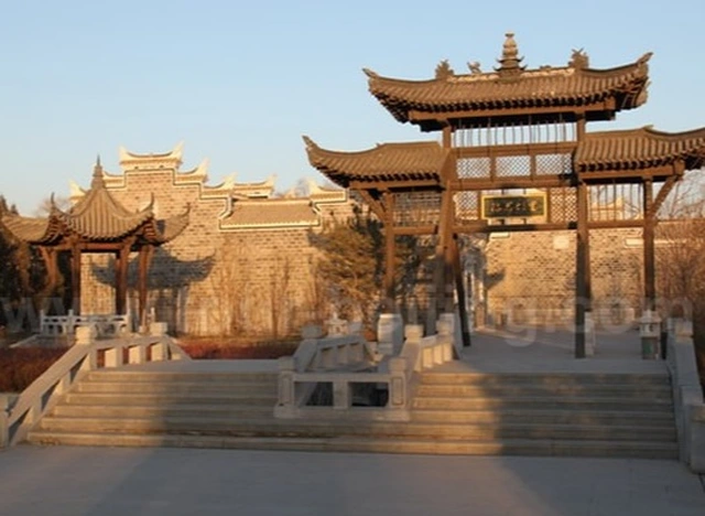 Trong những ngày không quá đông khách du lịch, du khách có thể thư thái ngắm toàn cảnh xung quanh ngôi mộ và dãy núi Yên mờ ảo phía xa.