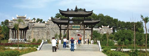 Chiêu Quân mộ nổi tiếng với phong cảnh ngoạn mục. Những tháng mùa hè thời tiết ôn hòa, những bông hoa dại và cỏ mọc um tùm tạo nên một bức tranh thiên nhiên tuyệt đẹp. Khi mùa thu đến vào tháng 9, các loại cây cỏ khác ngả vàng vào thời điểm này trong năm nhưng cây cỏ mọc trên khu mộ Vương Chiêu Quân vẫn xanh tươi và có sức sống mãnh liệt.