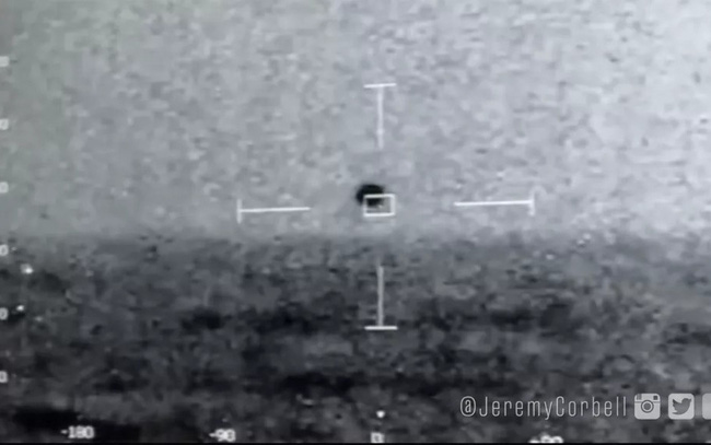 Trong khi đó, phi công kỳ cựu Chris Van Voorhis cũng nói với tờ Daily Mail rằng, chính ông cũng nhìn thấy 3 đến 5 vật thể sáng bay theo chuyển động tròn giống như một “đường đua” trong nhiều giờ khi bay qua Thái Bình Dương từ Honolulu đến Los Angeles vào tháng 8.