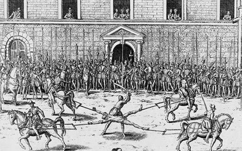 Trong những kỷ thuật tra tấn này, nạn nhân sẽ bị đặt vào trong một khung gỗ lớn trong 3-4 tiếng, sau đó sẽ bị treo cổ trong một khoảng thời gian ngắn, đủ để khiến họ đau đớn cho đến khi gần chết. Tiếp đến, những người này sẽ bị moi ruột và thiến cơ quan sinh dục, những thứ này sẽ bị đốt trước mặt họ. Cuối cùng, một đàn ngựa bốn con với 4 sợi dây sẽ làm nhiệm vụ “tứ mã phanh thây” những kẻ tội đồ.