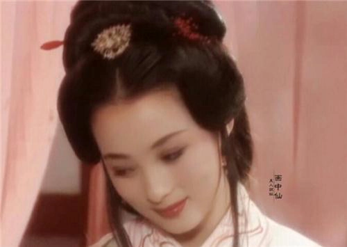  Tây Thi vốn tên là Thi Di Quang, là con một người thôn nữ họ Thi, nàng dệt vải ở núi Trữ La, Gia Lãm (nay là Chư Kỵ), thuộc nước Việt thời Xuân Thu.