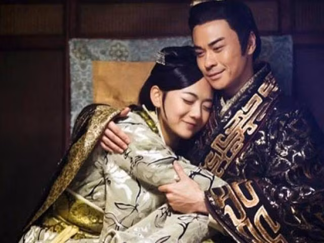 Tây Thi được tuyển chọn trong số các mỹ nhân do Phạm Lãi chuẩn bị gửi sang nước Ngô. Nàng ta xuất hiện và lập tức khiến Ngô vương Phù Sai mê đắm.