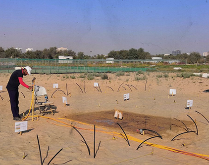 Trong đó, họ đã chở hẳn những thùng container dài 13 mét chứa dung dịch hạt sét nano để tưới lên cát. Ông Ole Sivertsen, giám đốc điều hành của Desert Control gọi đó là những nhà máy nanoclay mini di động.