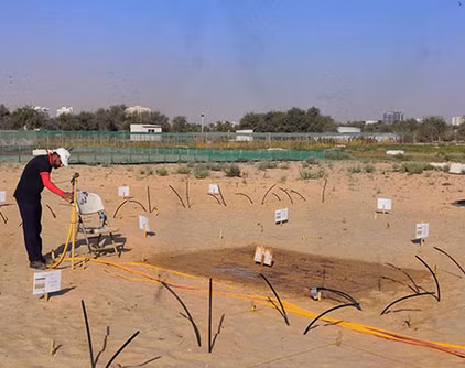 Trong đó, họ đã chở hẳn những thùng container dài 13 mét chứa dung dịch hạt sét nano để tưới lên cát. Ông Ole Sivertsen, giám đốc điều hành của Desert Control gọi đó là những nhà máy nanoclay mini di động.
