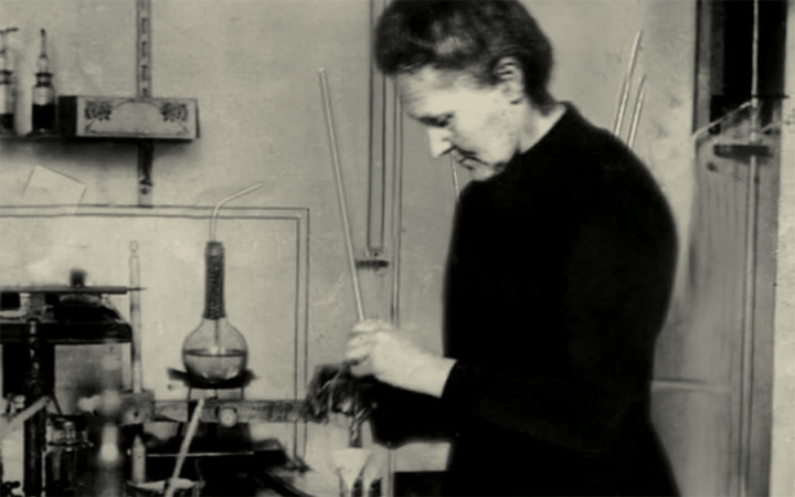 Marie Curie giành giải Nobel Vật lý vào năm 1903, và Nobel Hóa học vào năm 1911. Bà là người phụ nữ đầu tiên và người phụ nữ duy nhất từng hai lần giành giải Nobel.