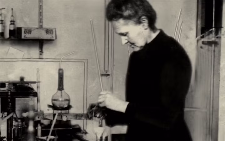 Marie Curie giành giải Nobel Vật lý vào năm 1903, và Nobel Hóa học vào năm 1911. Bà là người phụ nữ đầu tiên và người phụ nữ duy nhất từng hai lần giành giải Nobel.