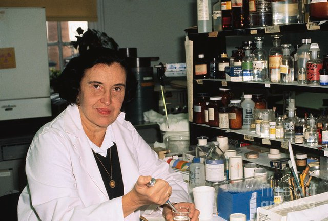  4. Rosalyn Yalow (1921-2011) là một thầy thuốc giành giải Nobel Y học sau khi phát triển ra RIA, một kỹ thuật dùng để đo độ tập trung của các kháng nguyên như hormone trong cơ thể.