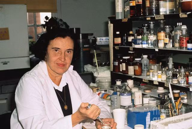  4. Rosalyn Yalow (1921-2011) là một thầy thuốc giành giải Nobel Y học sau khi phát triển ra RIA, một kỹ thuật dùng để đo độ tập trung của các kháng nguyên như hormone trong cơ thể.