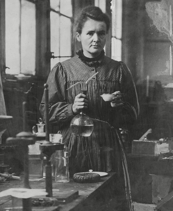  3. Marie Curie (1867-1934): Nhà khoa học, toán học người Ba Lan Marie Curie cùng với chồng mình đã phát hiện ra 2 nguyên tố quan trọng trong bảng tuần hoàn hóa học: polonium và radium. Công trình nghiên cứu này đã mở đường cho cho sự ra đời của tia X-quang, dẫn đến nhiều tiến bộ trong y học.
