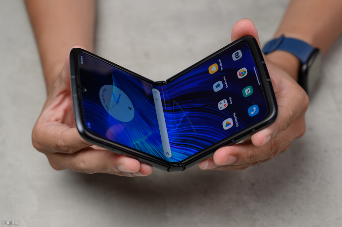 Người dùng ở một số thị trường châu Âu đã có thể mua Motorola Razr 2022 ngay lúc này. Sản phẩm có giá 1199 Euro (tương đương 29,66 triệu đồng) và chỉ có một tùy chọn màu - Đen Satin và bộ nhớ RAM 8GB/ ROM 256GB ở Châu Âu.