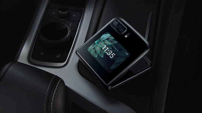  Motorola Razr 2022 - chiếc smartphone màn hình gập của Motorola đã mất gần 3 tháng để có thể chính thức "lên kệ" quốc tế.