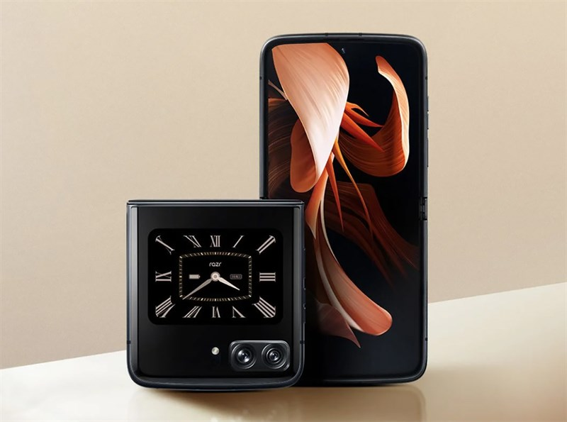 Bên cạnh đó, thiết bị còn có màn hình với độ phân giải Full HD+, tần số quét 144 Hz hỗ trợ HDR10+. Mặt sau của Razr 2022 có màn hình phụ P-OLED kích thước 2.7 inch, người dùng thuận tiện hơn cho việc đọc thông báo cũng như chụp ảnh.
