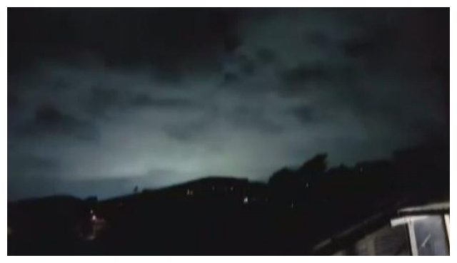 Kể từ năm 1600 cho tới nay, đã có khoảng 65 trường hợp đã được xác minh là có xuất hiện những tia sáng trên bầu trời trong khi các trận động đất xảy ra.