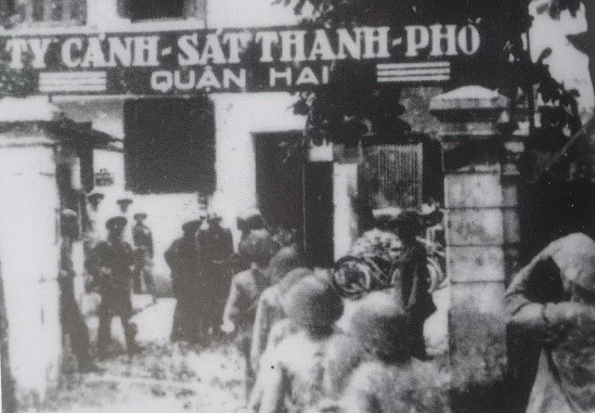 Các chiến sĩ Trung Đoàn Thủ đô tiếp quản Ty Cảnh sát quận hai ngày 9/10/1954.