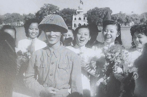 Thiếu tướng Vương Thừa Vũ - Chủ tịch Uỷ ban quân quản thành hố Hà Nội cùng các thiếu nữ Trường nữ sinh Trung Vương Hà Nội bên hồ Gươm, ngày 10/10/1954.