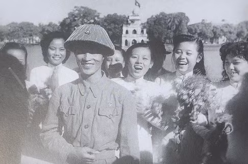 Thiếu tướng Vương Thừa Vũ - Chủ tịch Uỷ ban quân quản thành hố Hà Nội cùng các thiếu nữ Trường nữ sinh Trung Vương Hà Nội bên hồ Gươm, ngày 10/10/1954.