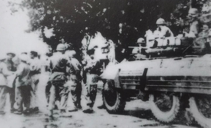 Quân Pháp bàn giao cho cán bộ Trung đoàn Thủ dô tiếp quản khu Ba Đình 10h sáng 9/10/1954.