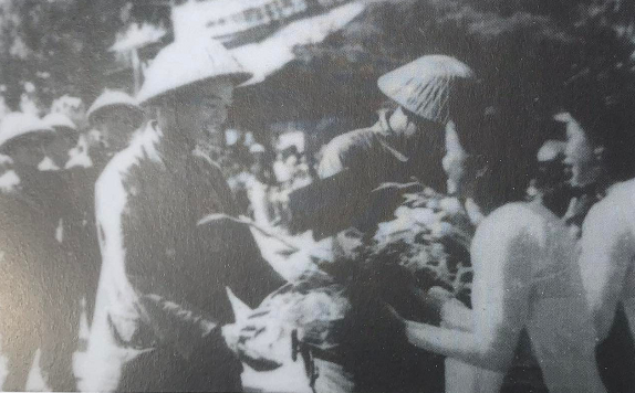 Đồng bào tặng hoa đồng chí Bạch Ngọc Liễn - người chiến sĩ quyết tử năm xưa, nay dẫn đầu Tiểu đoàn 54 trong đội hình của Trung đoàn Thủ đô tiến về giải phóng Hà Nội, ngày 10/10/1954.