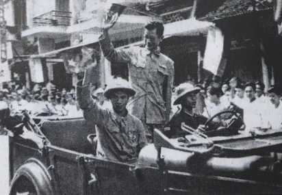 Bác sĩ Trần Duy Hưng, Phó Chủ tịch Uỷ ban quân quản Hà Nội vẫy chào nhân dân Thủ đô.