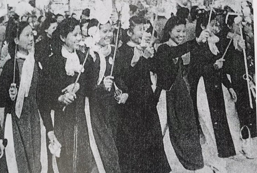 Các thiếu nữ Hà Nội hân hoan chào đón bộ đội về tiếp quản Thủ đô ngày 10/10/1954