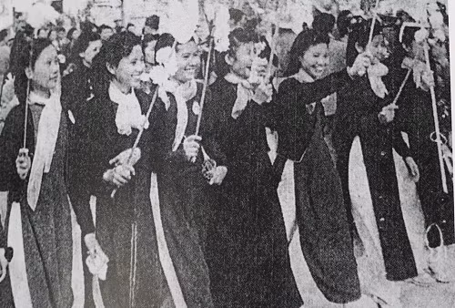 Các thiếu nữ Hà Nội hân hoan chào đón bộ đội về tiếp quản Thủ đô ngày 10/10/1954