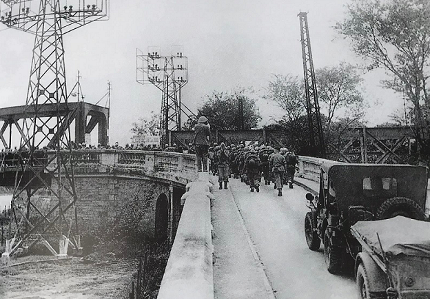 Những binh lính Pháp cuối cùng rút khỏi Hà Nội qua cầu Long Biên, 16 giờ ngày 9/10/1954.