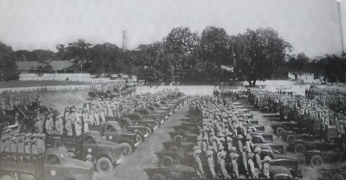 Đội hình Đại đoàn 308 Quân Tiên phong dự lễ chào cờ ngày 10/10/1954 tại sân Cột cờ Hà Nội, sau khi hoàn thành nhiệm vụ tiếp quản Thủ đô Hà Nội.