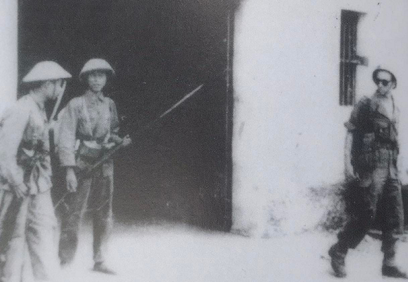 Các chiến sĩ Trung đoàn Thủ đô tiếp quản Nhà máy Điện Yên Phụ ngày 9/10/1954.