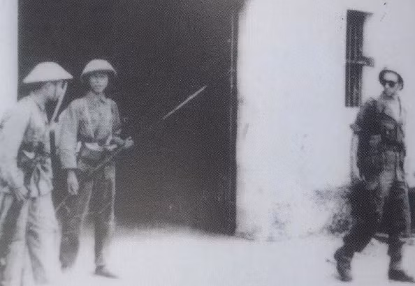 Các chiến sĩ Trung đoàn Thủ đô tiếp quản Nhà máy Điện Yên Phụ ngày 9/10/1954.