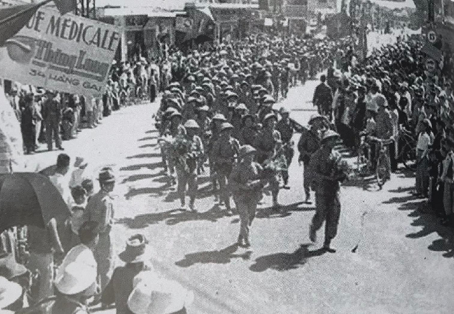 Phố Hàng Đào đón mừng Trung đoàn Thủ đô trở về sáng 10/10/1954.