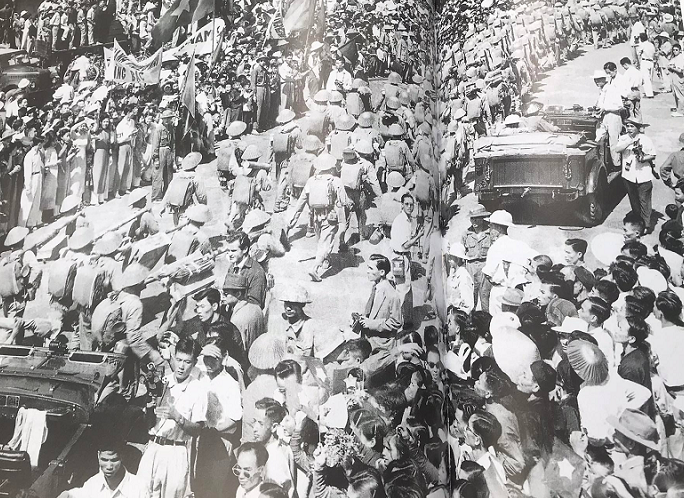 Đồng bào Hà Nội tràn ngập đường phố hân hoan đón chào các chiến sĩ Trung đoàn Thủ đô trong ngày giải phóng, 10/10/1954.