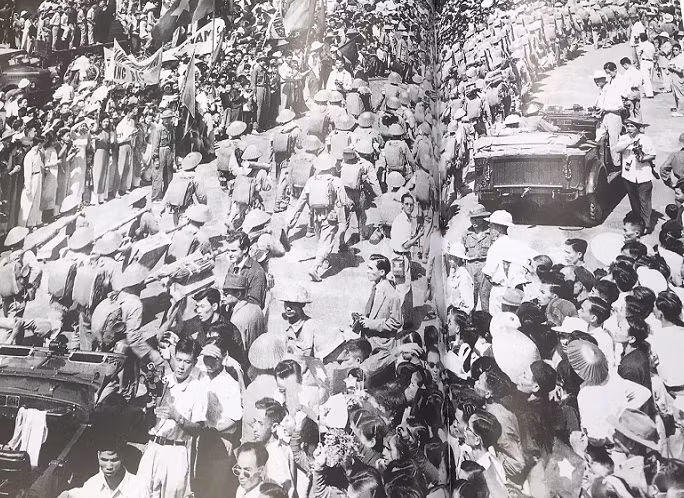 Đồng bào Hà Nội tràn ngập đường phố hân hoan đón chào các chiến sĩ Trung đoàn Thủ đô trong ngày giải phóng, 10/10/1954.