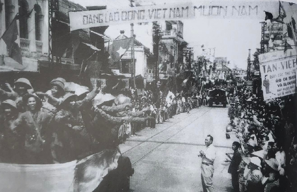 Phố Hàng Đào sáng ngày 10/10/1954.