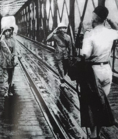 Sĩ quan Pháp chào đón đồng chí Vũ Huy Hậu, chính trị viên Tiểu đoàn Bình Ca vào Hà Nội tiếp quản trước 35 vị trí quan trọng sáng 8/10/1954.