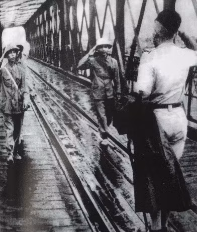 Sĩ quan Pháp chào đón đồng chí Vũ Huy Hậu, chính trị viên Tiểu đoàn Bình Ca vào Hà Nội tiếp quản trước 35 vị trí quan trọng sáng 8/10/1954.