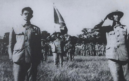 Chủ tịch Uỷ ban quân chính Vương Thừa Vũ (phải) và Phó Chủ tịch Uỷ ban quân chính bác sĩ Trần Duy Hưng (trái) trong buổi lễ chào cờ đầu tiên khi tiếp quản Thủ đô tại sân Cột cờ, chiều 10/10/1954.