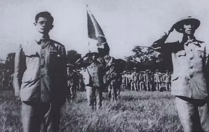 Chủ tịch Uỷ ban quân chính Vương Thừa Vũ (phải) và Phó Chủ tịch Uỷ ban quân chính bác sĩ Trần Duy Hưng (trái) trong buổi lễ chào cờ đầu tiên khi tiếp quản Thủ đô tại sân Cột cờ, chiều 10/10/1954.