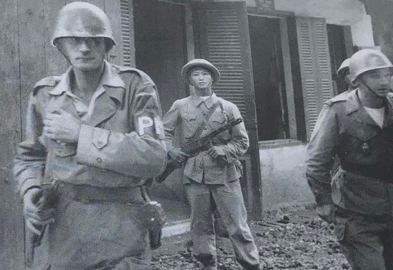 Những lính Pháp rút khỏi bốt Hàng Đậu, Hà Nội ngày 9/10/1954.