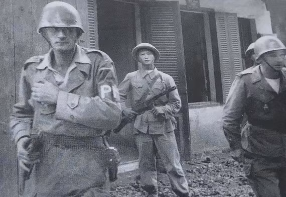 Những lính Pháp rút khỏi bốt Hàng Đậu, Hà Nội ngày 9/10/1954.