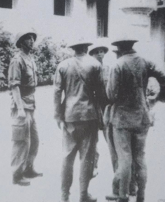 Các chiến sĩ Trung Đoàn Thủ đô tiếp quản Sở Tài chính ngày 9/10/1954