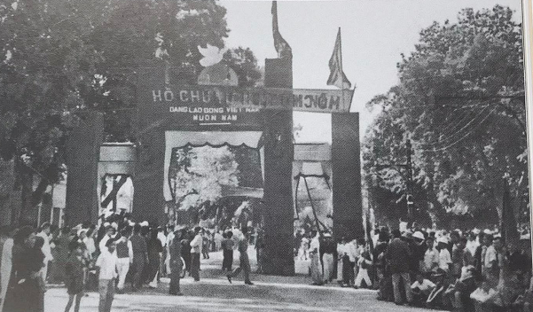 Nhân dân dựng cổng chào trước đền Ngọc Sơn mừng ngày giải phóng Thủ đô ngày 10/10/1954.