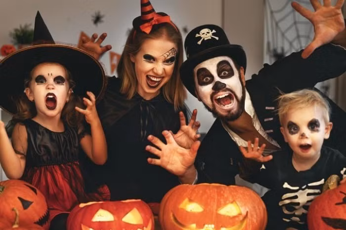 Nếu như trước đây, lễ hội Halloween chỉ diễn ra ở các nước phương Tây theo công giáo, thì nay do có sự pha trộn giữa những nghi lễ tôn giáo và tập tục cổ xưa của nhiều nền văn hóa khác nhau. Và đã trở thành một sự kiện văn hóa thường niên được nhiều người trên toàn thế giới mong đợi.