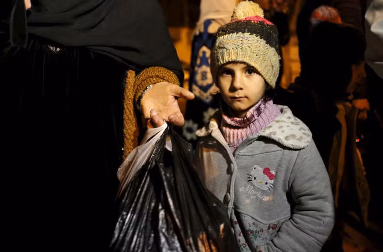 Thị trấn Madaya bị vây hãm nằm gần biên giới với Lebanon và đã bị quân đội chính phủ bao vây từ nhiều tháng nay nhằm tiêu diệt phe nổi dậy đang cầm cự bên trong nơi này. Bé gái đang chờ gia đình trong lúc rời khỏi thị trấn Madaya khi một đoàn xe cứu trợ tiến vào vùng đất này.