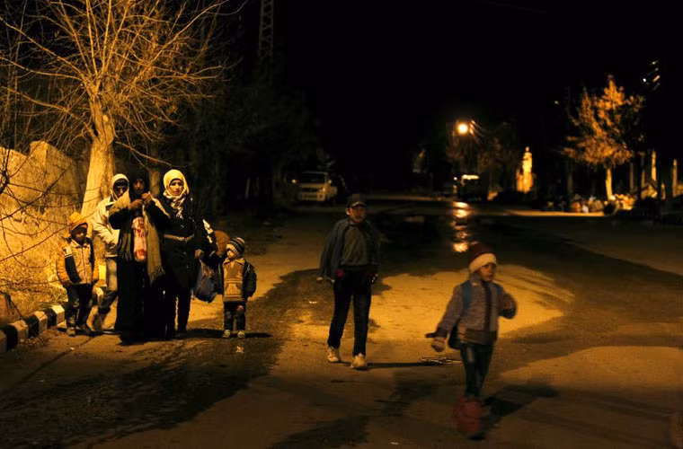 Các cư dân ở thị trấn Madaya bị vây hãm rời đi giữa lúc đêm tối nhằm tránh các cuộc đụng độ bạo lực giữa quân chính phủ và phe nổi dậy FSA.