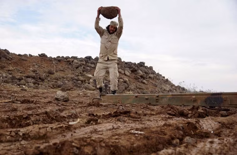 Một thành viên FSA đang chuẩn bị lắp pháo trước khi nã đạn về phía quân chính phủ Syria.